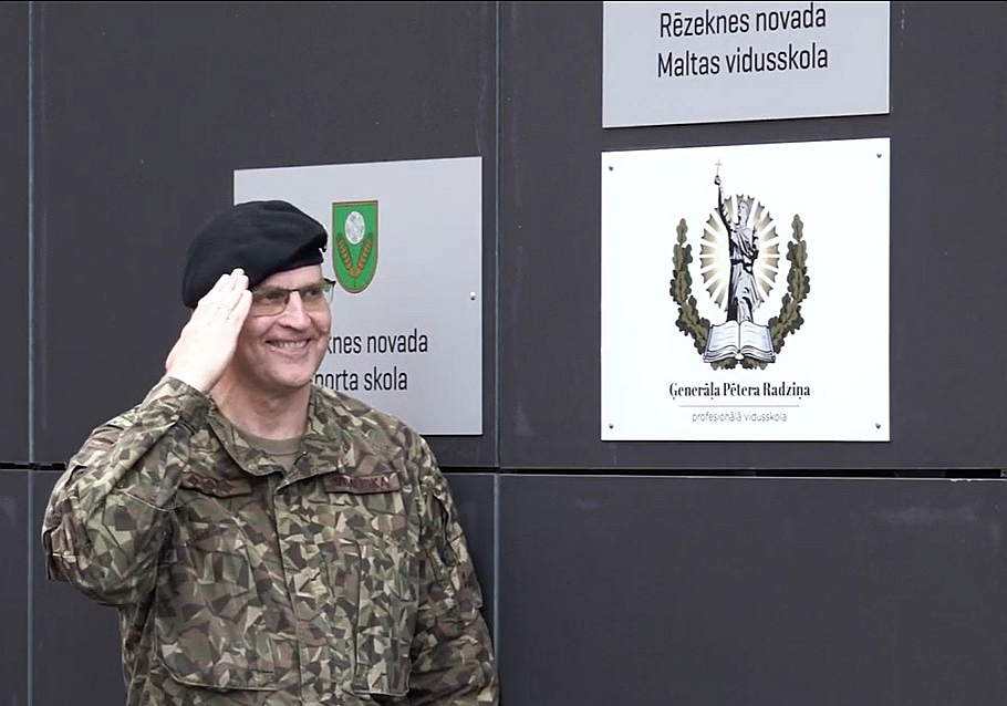 Ģenerāļa Pētera Radziņa skolas direktors pulkvedis Vilis Bauska skolas svinīgajā atklāšanā.