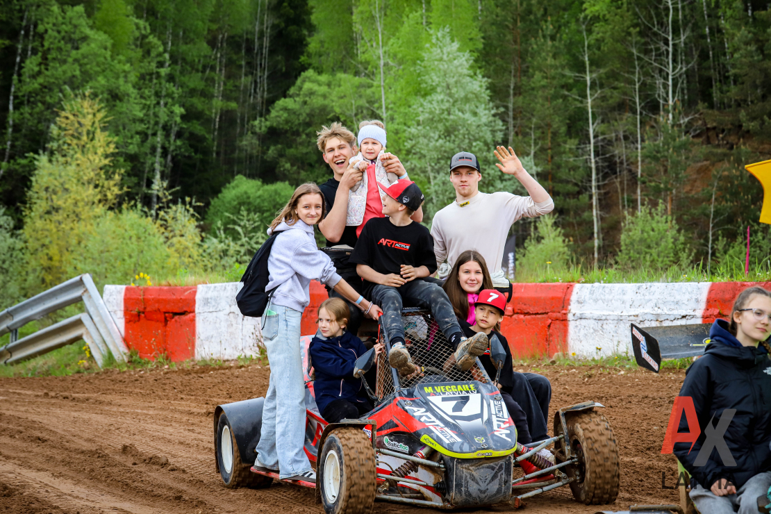 Latvijas autokrosa starts Brenguļos.