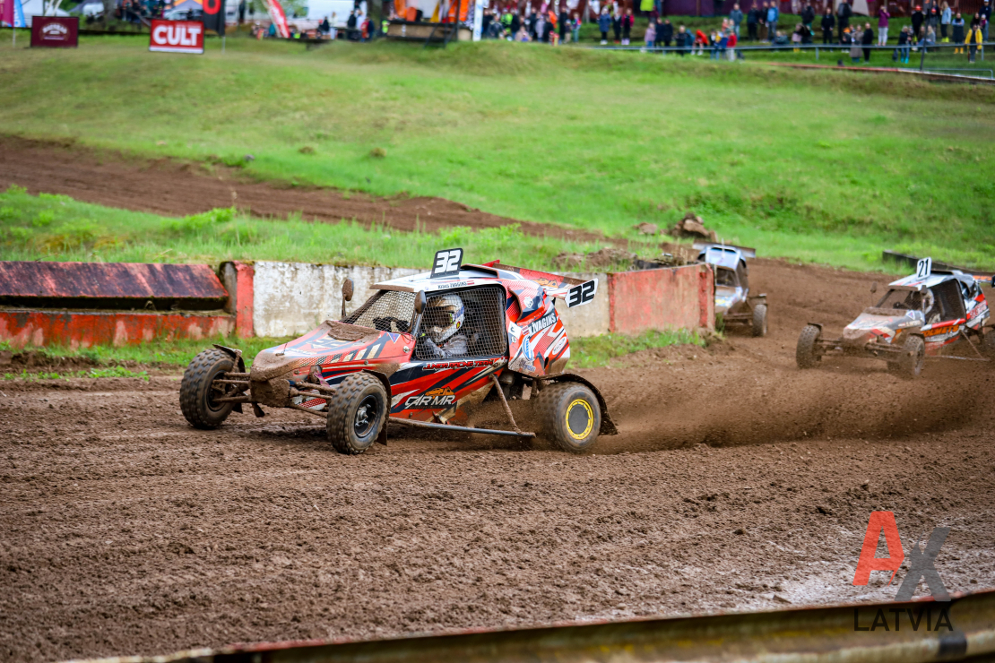 Latvijas autokrosa starts Brenguļos.