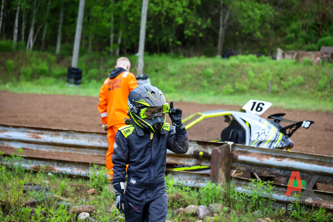 Latvijas autokrosa starts Brenguļos.