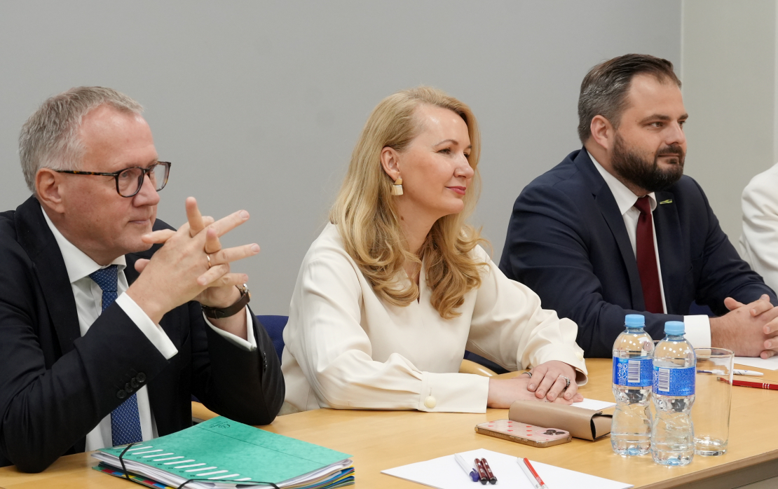 "Jaunā vienotība" pārstāvji - finanšu ministrs Arvils Ašeradens (no kreisās), tieslietu ministre Inese Lībiņa-Egnere un "Jaunā vienotība" Saeimas frakcijas vadītājs Edmunds Jurēvics pirms tikšanās ar "Apvienotais saraksts" pārstāvjiem, kurā turpinās sarunas par jaunas valdības izveidi.
