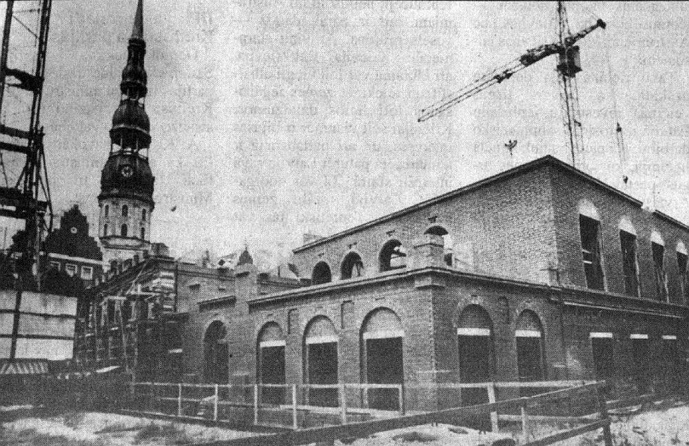 Melngalvju nams atdzimšanas sākumā.