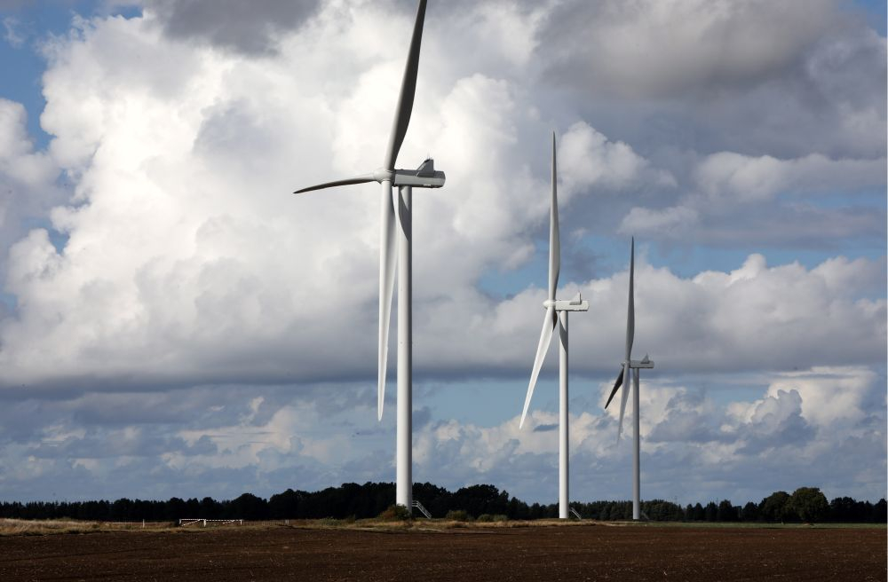 Lai strikti noteiktu kārtību, kādā vēja turbīnas un citas elektroenerģijas ražošanas iekārtas vai elektroenerģijas krātuves nojaucamas, Ministru kabinets tikko apstiprinājis grozījumus Elektroenerģijas tirgus likumā. Tie gan vēl jāskata Saeimai.