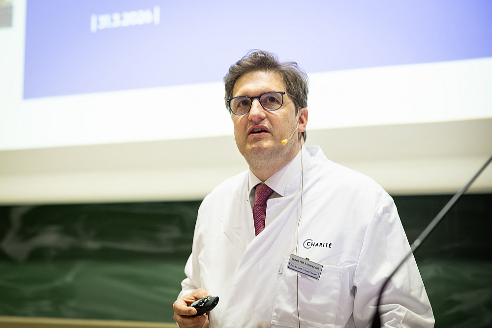 Berlīnes Universitātes slimnīcas Šaritē radioloģijas nodaļas vadītājs Jens Vogels-Klaussens organizēja HANSE pētījumu, lai pierādītu, ka plaušu vēža skrīningu, izmantojot zemas staru devas datortomogrāfiju, var veiksmīgi ieviest ikdienas klīniskajā praksē.