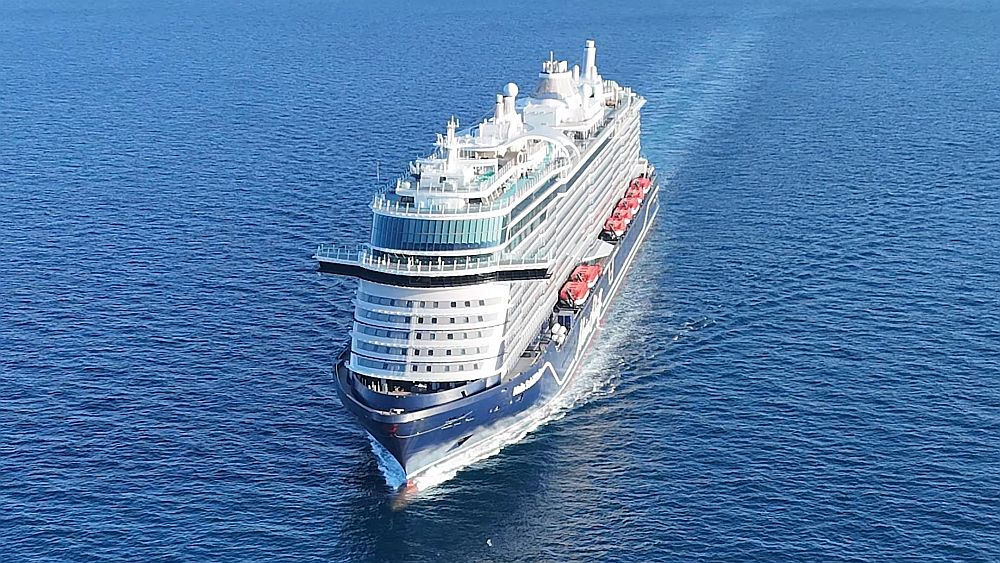 Kruīza kuģis "Mein Schiff Relax" Rīgā pietauvosies Krievu salas piestātnēm.