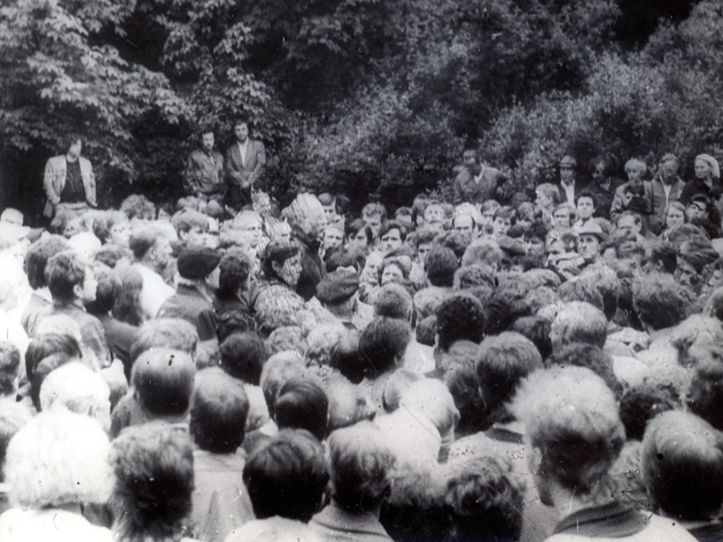 Latvijas cilvēktiesību grupas “Helsinki 86” atbalstītāji Bastejkalnā. Rīga, 1987. gada 14. jūnijs.