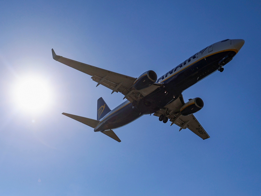 Eiropā daudzām aviokompānijām, arī zemo cenu lidsabiedrībai “Ryanair”, ievērojami palielinājušās aviācijas degvielas izmaksas, tādēļ tās palielināja aviobiļešu cenas.