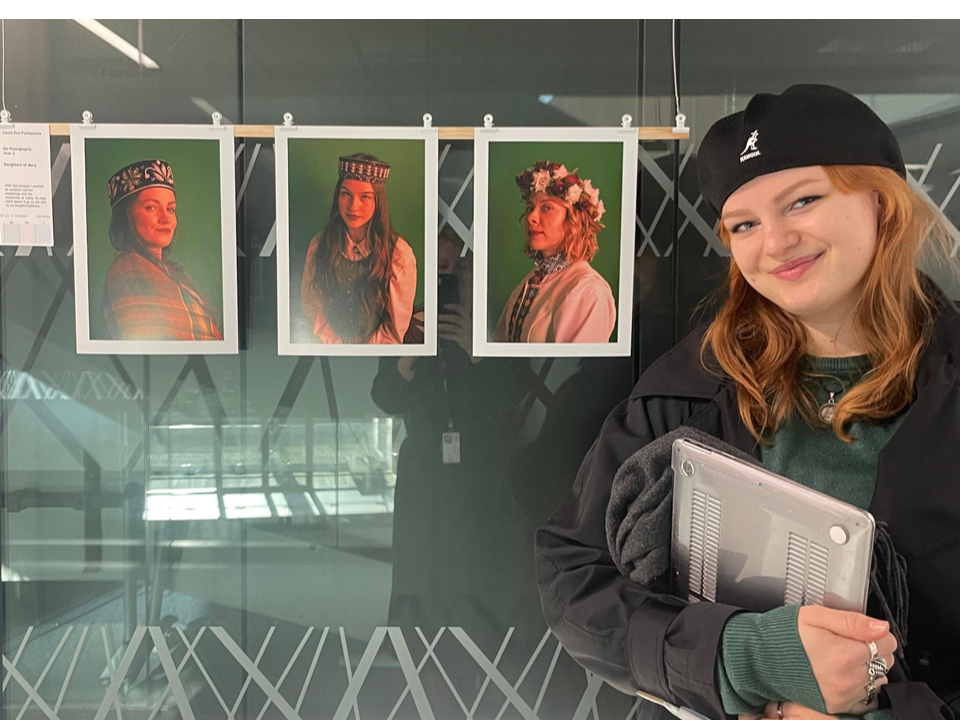 Apmaiņas gadā Laura devās uz filmu skolu Dublinā, savukārt prakses laikā vēlreiz mēroja ceļu pāri Atlantijas okeānam, lai stažētos Mineapolisā, tajā pašā pilsētā, kur dzīvoja vidusskolas laikā.