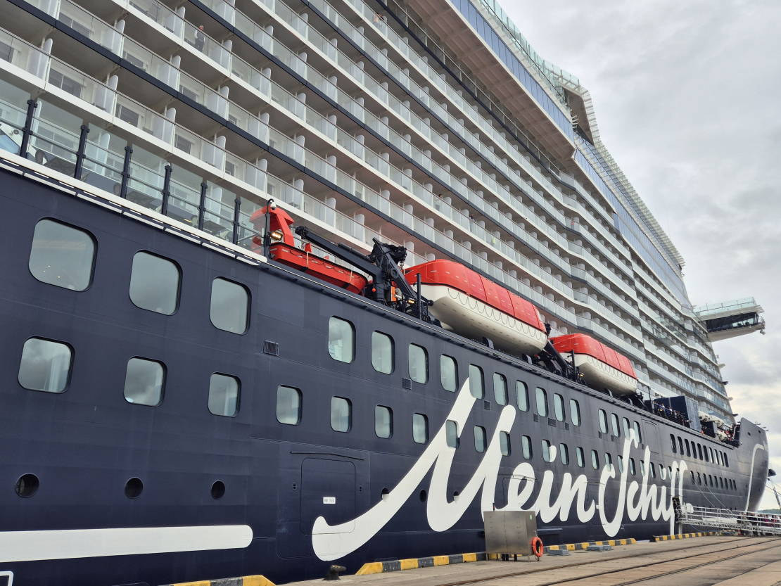 Rīgas ostā sagaida 333 metru garo "Mein Schiff Relax" — lielāko kruīza kuģi ostas vēsturē.