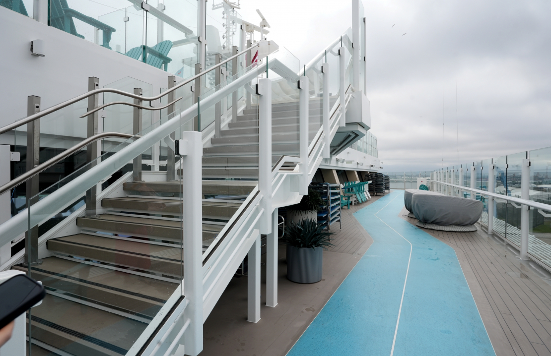 Rīgas ostā sagaida 333 metru garo "Mein Schiff Relax" — lielāko kruīza kuģi ostas vēsturē.