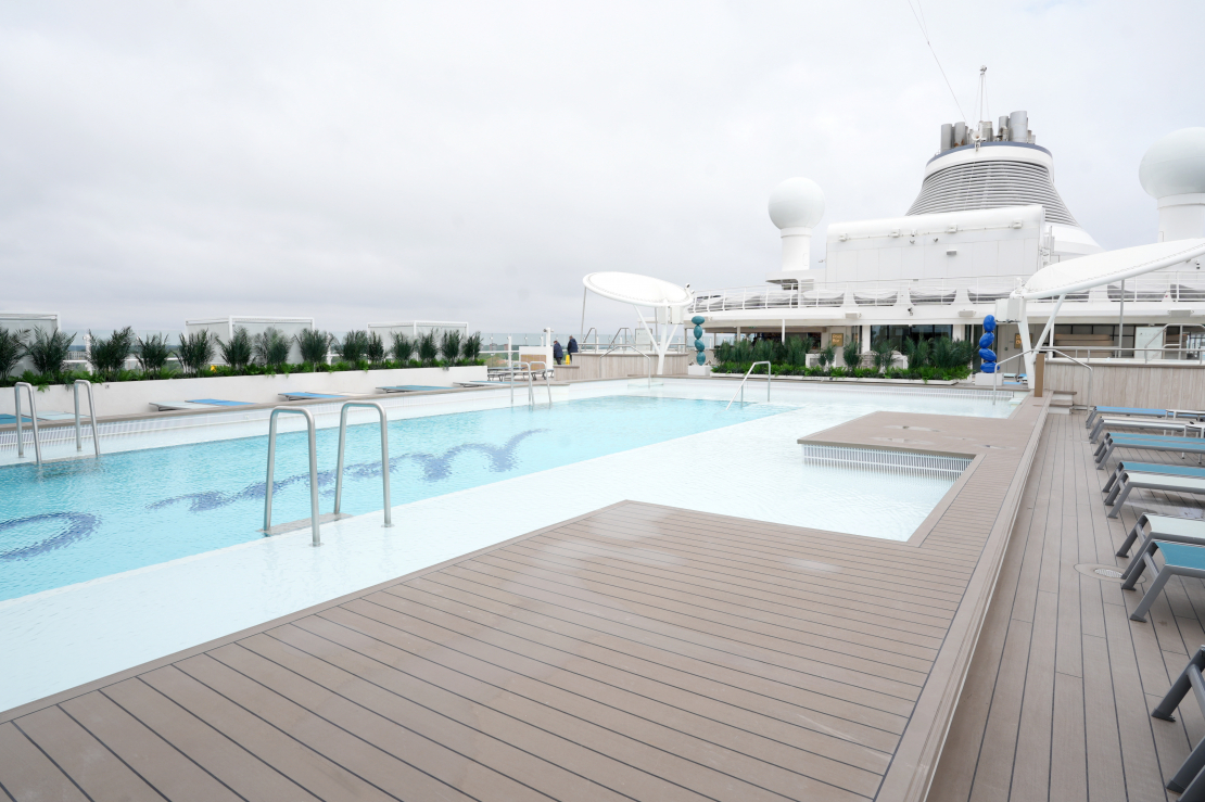 Rīgas ostā sagaida 333 metru garo "Mein Schiff Relax" — lielāko kruīza kuģi ostas vēsturē.