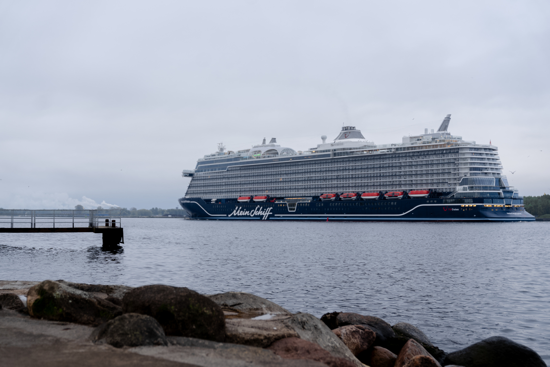 Rīgas ostā sagaida 333 metru garo "Mein Schiff Relax" — lielāko kruīza kuģi ostas vēsturē.