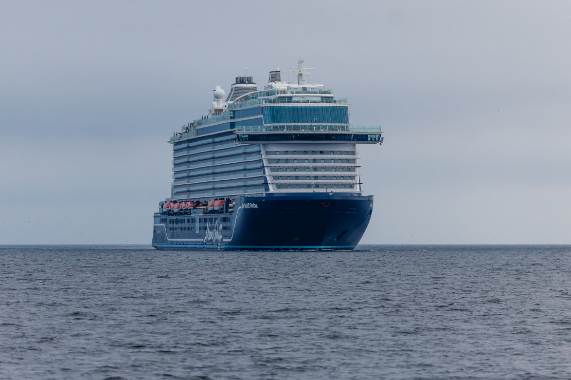 Rīgas ostā sagaida 333 metru garo "Mein Schiff Relax" — lielāko kruīza kuģi ostas vēsturē.