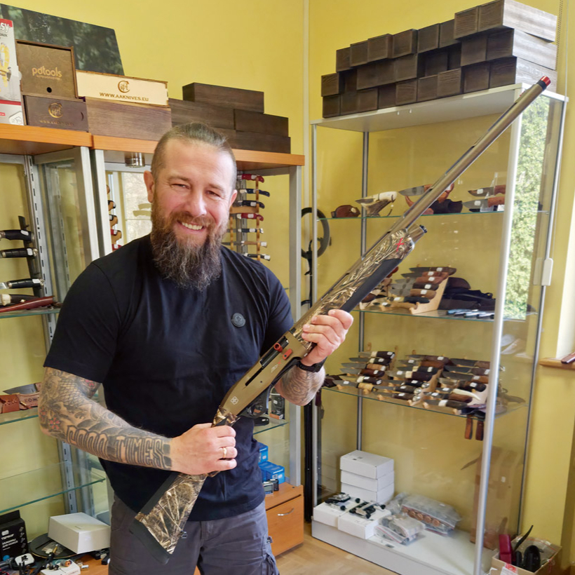 Anri Anaņins sev izvēlējies ATA Arms inerces pārlādes pusautomātisko gludstobra ieroci. Viņa rīcībā ir arī vairāku citu zīmolu pusautomātiskie gludstobra ieroči. Katram medību veidam savs.