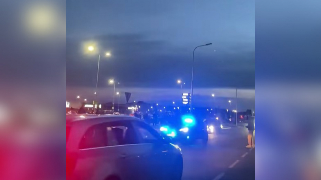 Valsts policijas auto ar mirgojošām bākugunīm pakaļdzīšanās laikā.