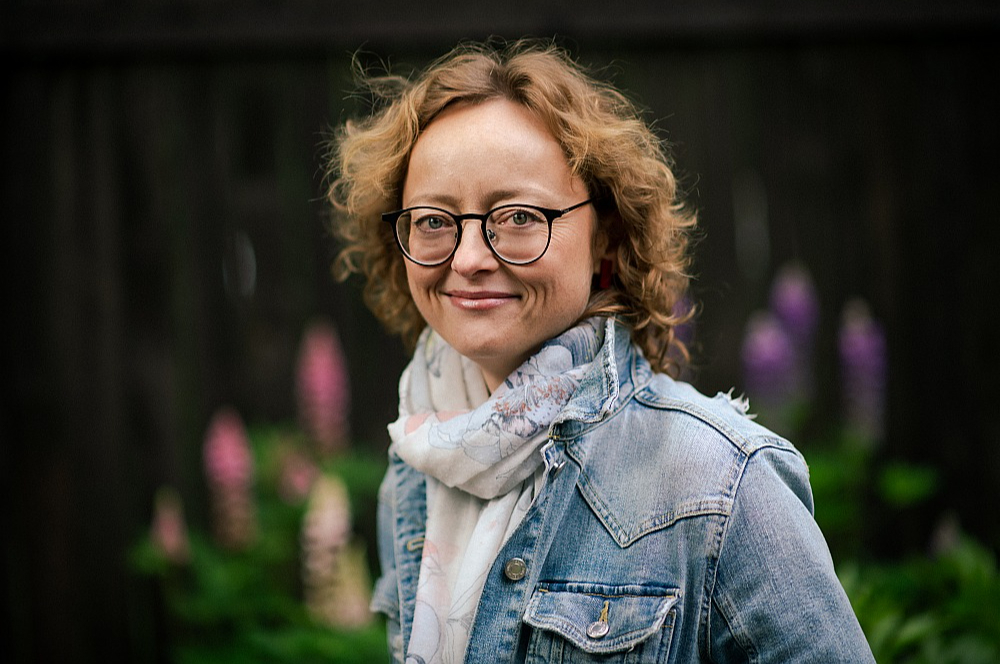 Baiba Strazdiņa,Latvijas Dabas fonda zālāju eksperte: "Ja 16 hektāri Randu pļavu aploka netiktu noganīti, vismaz reizi vai pat divas reizes sezonā tie būtu jānopļauj, nopļauto zāli sagrābjot un novācot no lauka. Taču, ņemot vērā vietas mitruma apstākļus, ne katru gadu tas būtu iespējams."