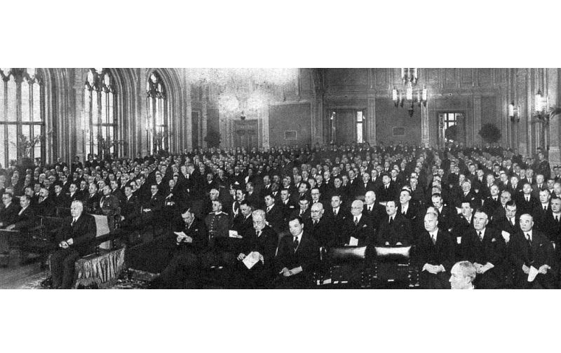 Sanāksme Lielās ģildes zālē jeb "Kongresu namā" 1937. gadā.