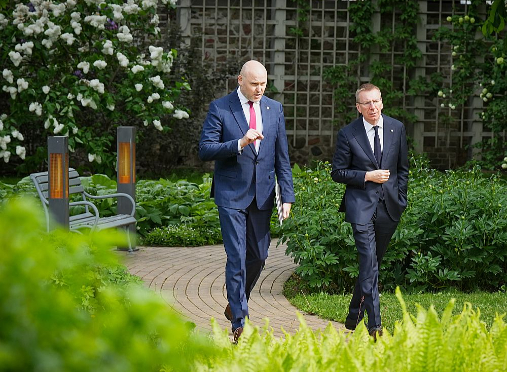 Ministru prezidenta amata kandidāts Andris Kulbergs (no kreisās) un Valsts prezidents Edgars Rinkēvičs pirmdien atkal tikās Rīgas pilī.