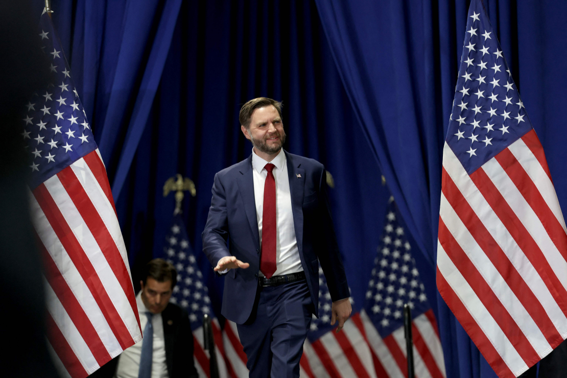 Džeimss Deivids Venss (JD Vance).