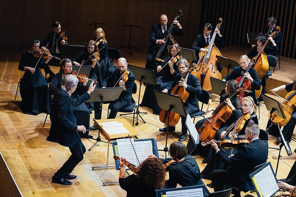 Skats no Valsts kamerorķestra "Sinfonietta Rīga" 40. jubilejas sezonas noslēguma koncerta Ventspils koncertzālē "Latvija". Pie diriģenta pults – Normunds Šnē.