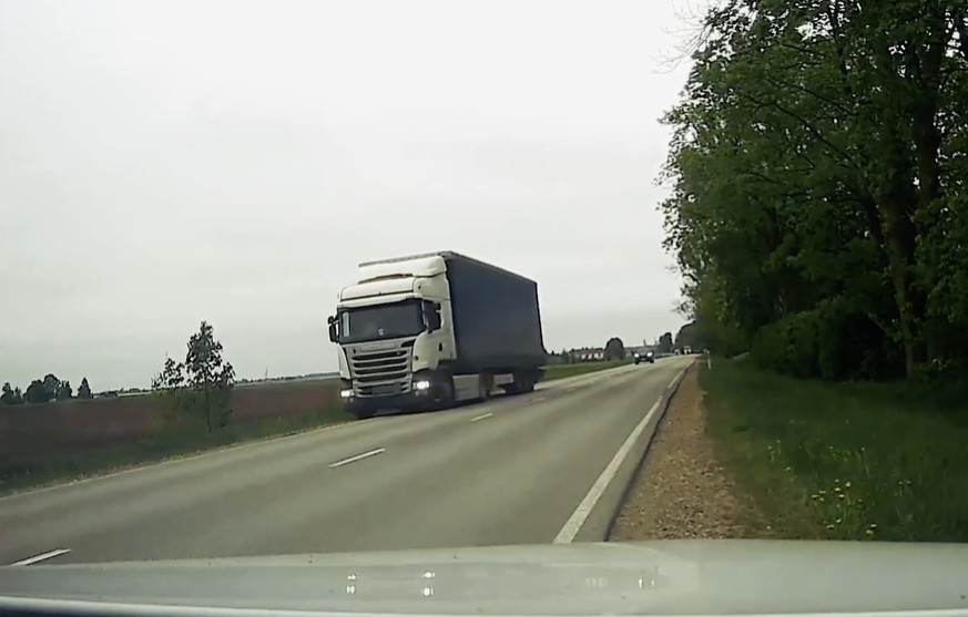 Kravas auto, kura šoferis piedāvāja kukuli policistam.