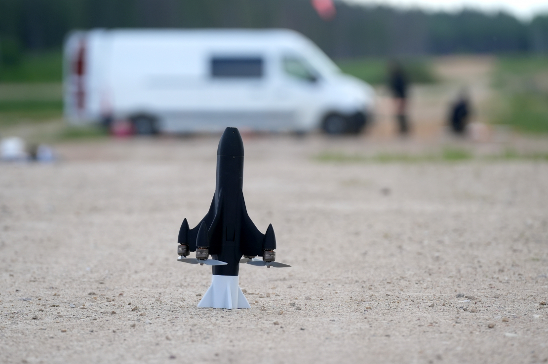 Militārajā poligonā "Sēlija" norisinās NATO Innovation Range demonstrācijas pasākums, kurā tiek prezentētas modernākās dronu un pretdronu tehnoloģijas.