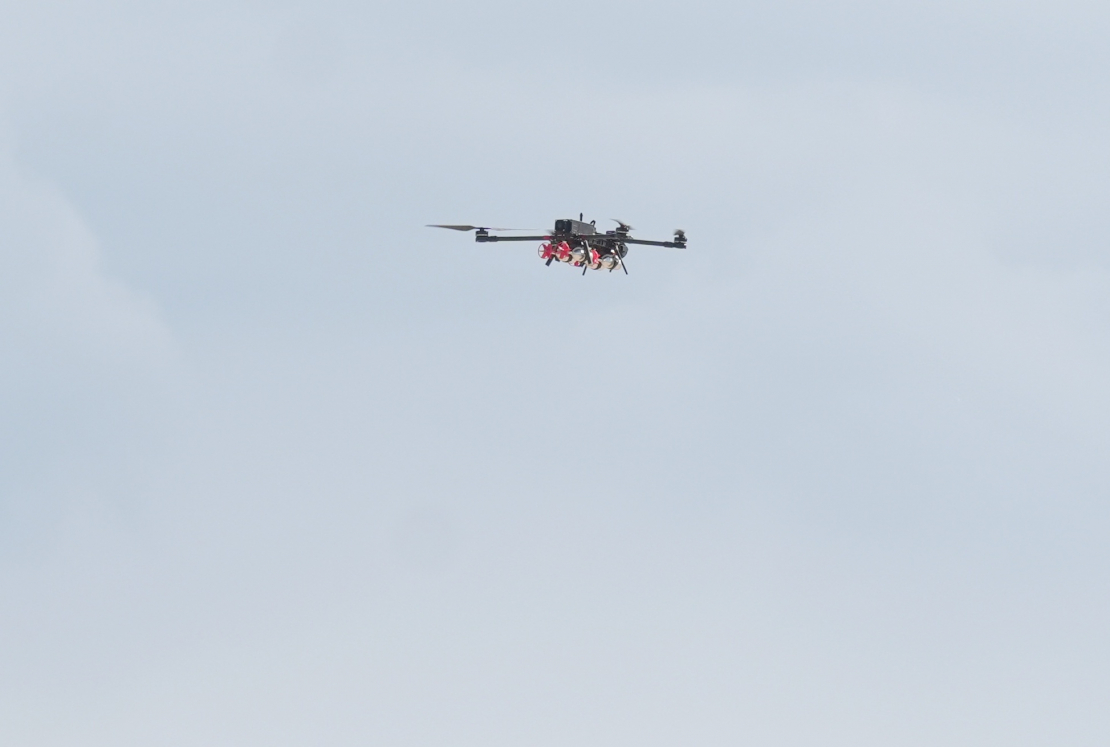Militārajā poligonā "Sēlija" tiek prezentētas modernākās dronu un pretdronu tehnoloģijas.
