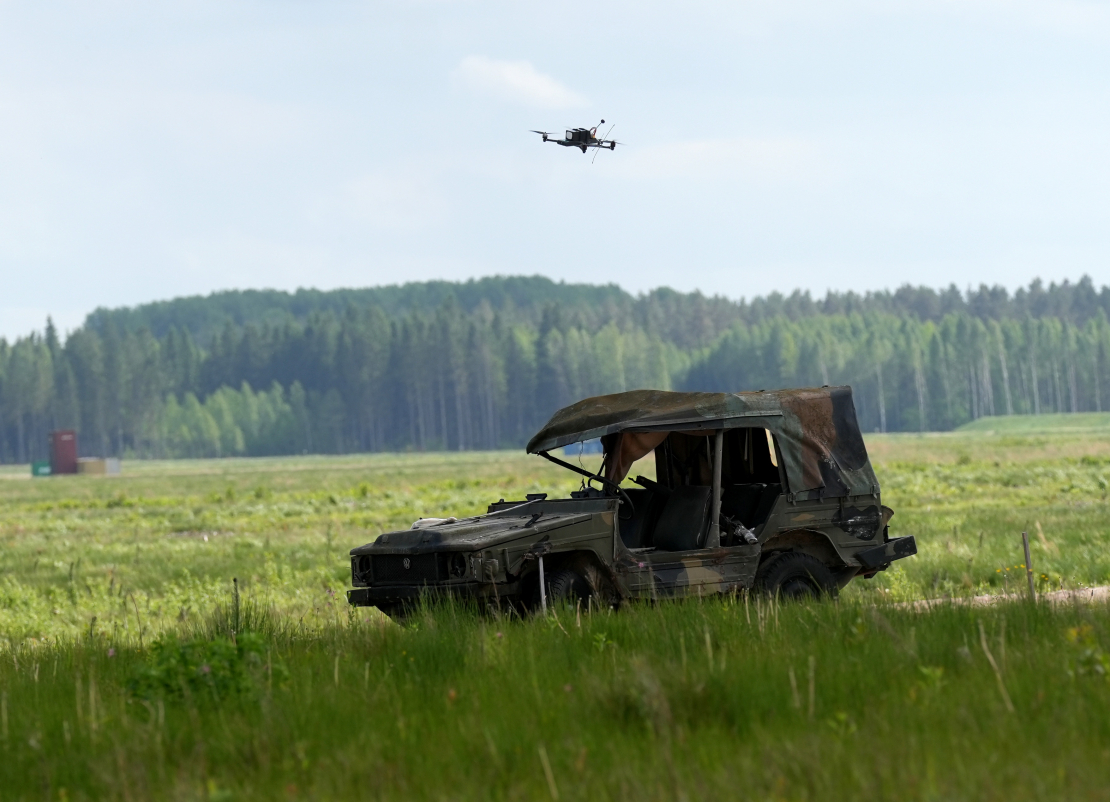 Militārajā poligonā "Sēlija" tiek prezentētas modernākās dronu un pretdronu tehnoloģijas.
