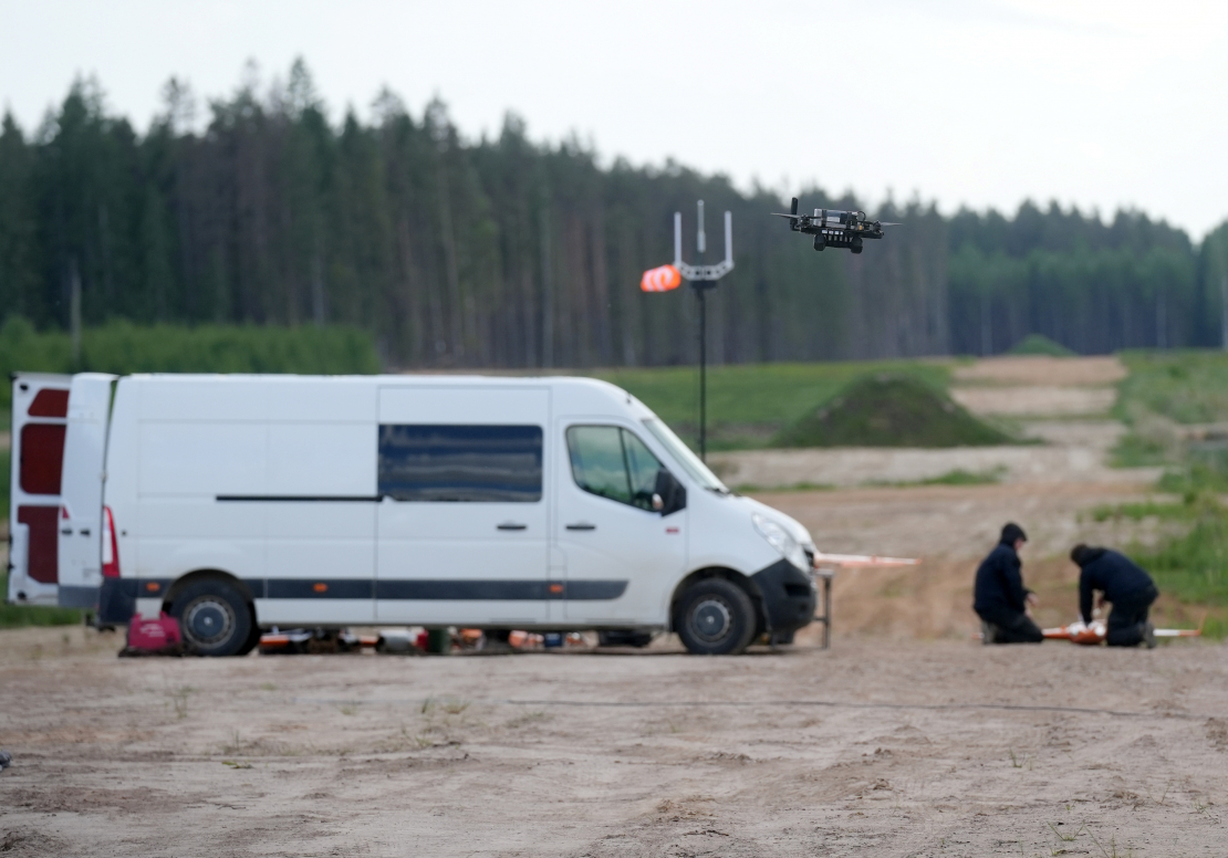 Militārajā poligonā "Sēlija" tiek prezentētas modernākās dronu un pretdronu tehnoloģijas.