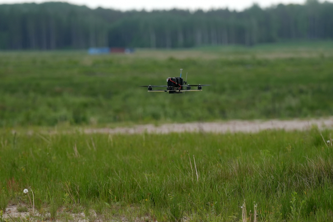 Militārajā poligonā "Sēlija" tiek prezentētas modernākās dronu un pretdronu tehnoloģijas.