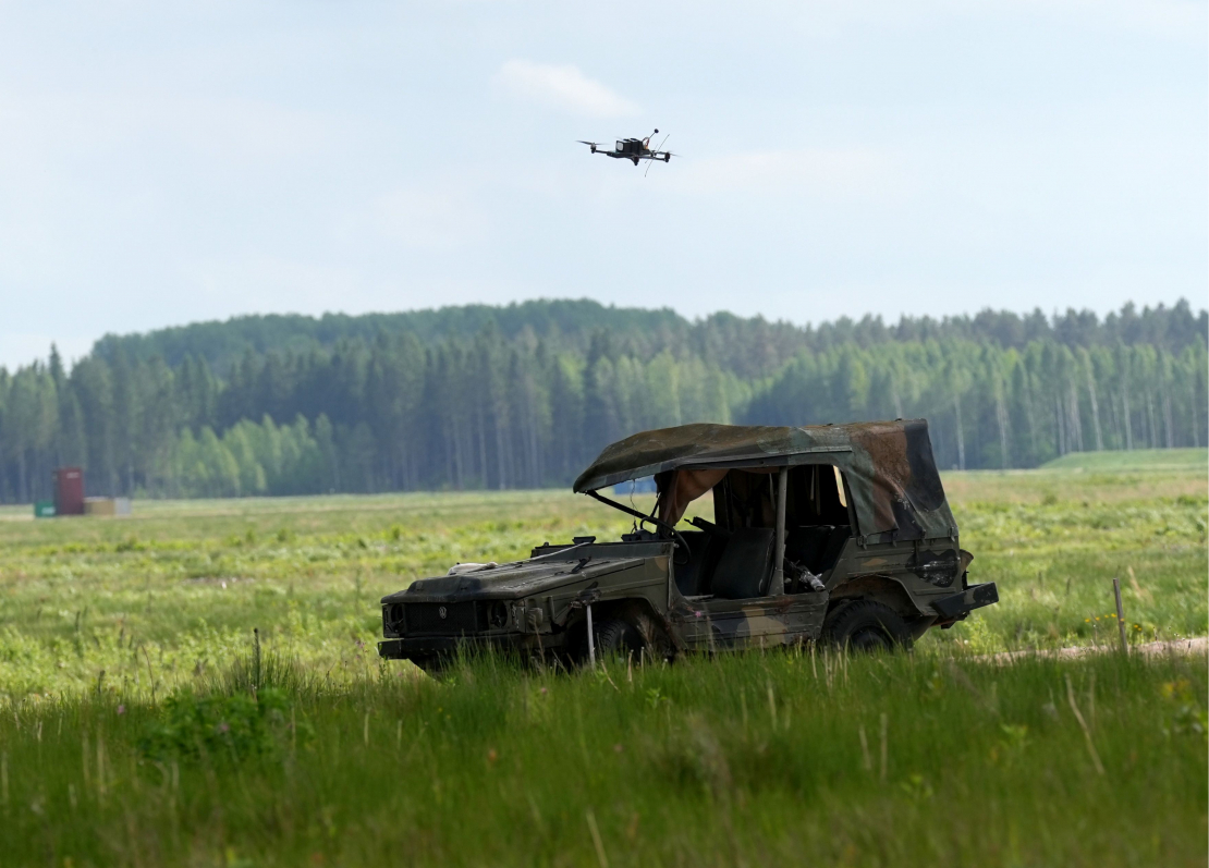 Militārajā poligonā "Sēlija" norisinās NATO Innovation Range demonstrācijas pasākums, kurātiek prezentētas modernākās dronu un pretdronu tehnoloģijas.