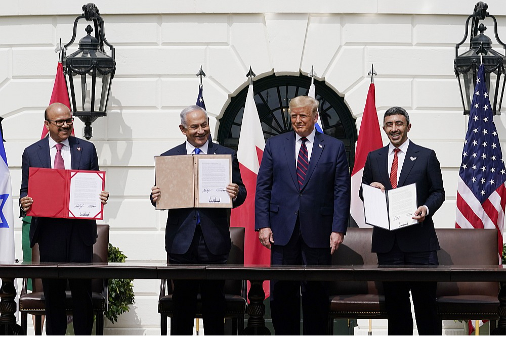 Ābrahāma vienošanās parakstīšana Baltajā namā 2020. gada 15. septembrī. Attēlā no kreisās: Bahreinas ārlietu ministrs Hālids bin Ahmeds Al Halifa, Izraēlas premjerministrs Benjamins Netanjahu, ASV prezidents Donalds Tramps un Apvienoto Arābu Emirātu ārlietu ministrs Abdullāhs bij Zājids al Nahjāns.