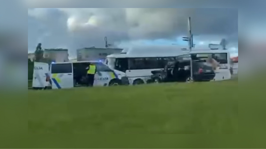 Jēkabpilī BMW ietriecies autobusā.