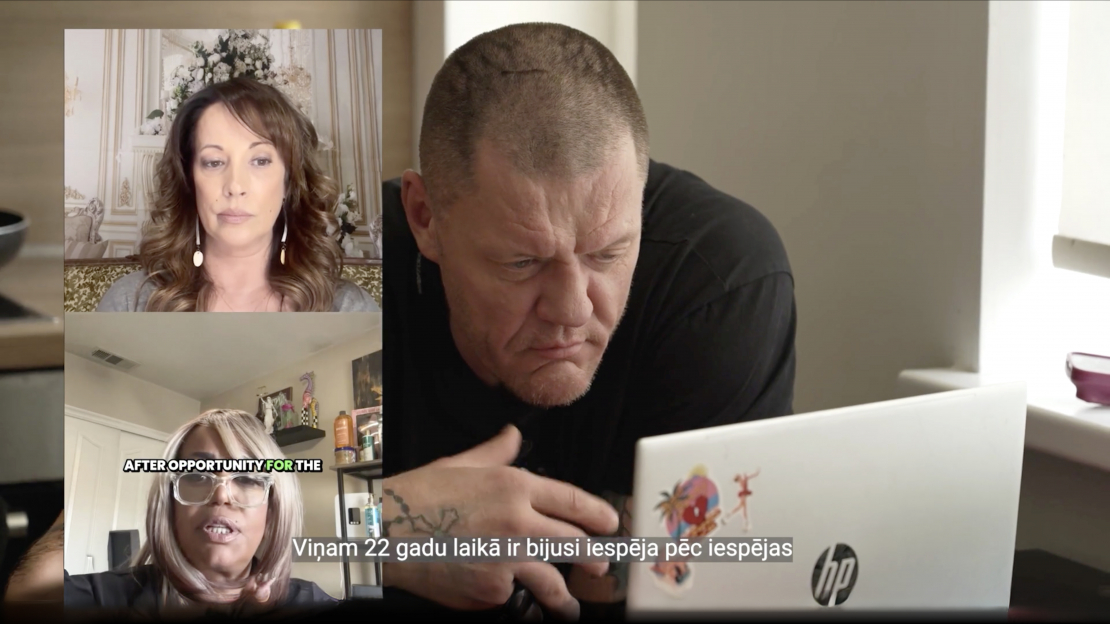 Kaspars Kambala vēro bijušo sievu videozvanu.