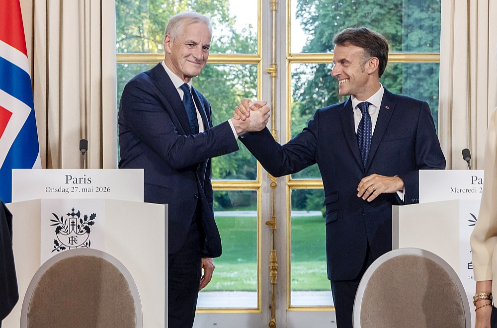 Norvēģijas premjerministrs Jūnass Gārs Stēre (no kreisās) un Francijas prezidents Emanuels Makrons trešdien aizsardzības vienošanās parakstīšanas ceremonijā Elizejas pilī. "Mēs saskaramies ar visnopietnāko drošības situāciju kopš Otrā pasaules kara," norādīja Norvēģijas valdības vadītājs.