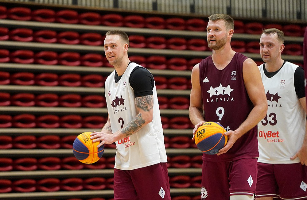 Kārlis Lasmanis (no kreisās), Zigmārs Raimo un Rihards Kuksiks Latvijas 3x3 basketbolistu iecienītajā metienu spēlē, kas ir neatņemama treniņu sastāvdaļa.