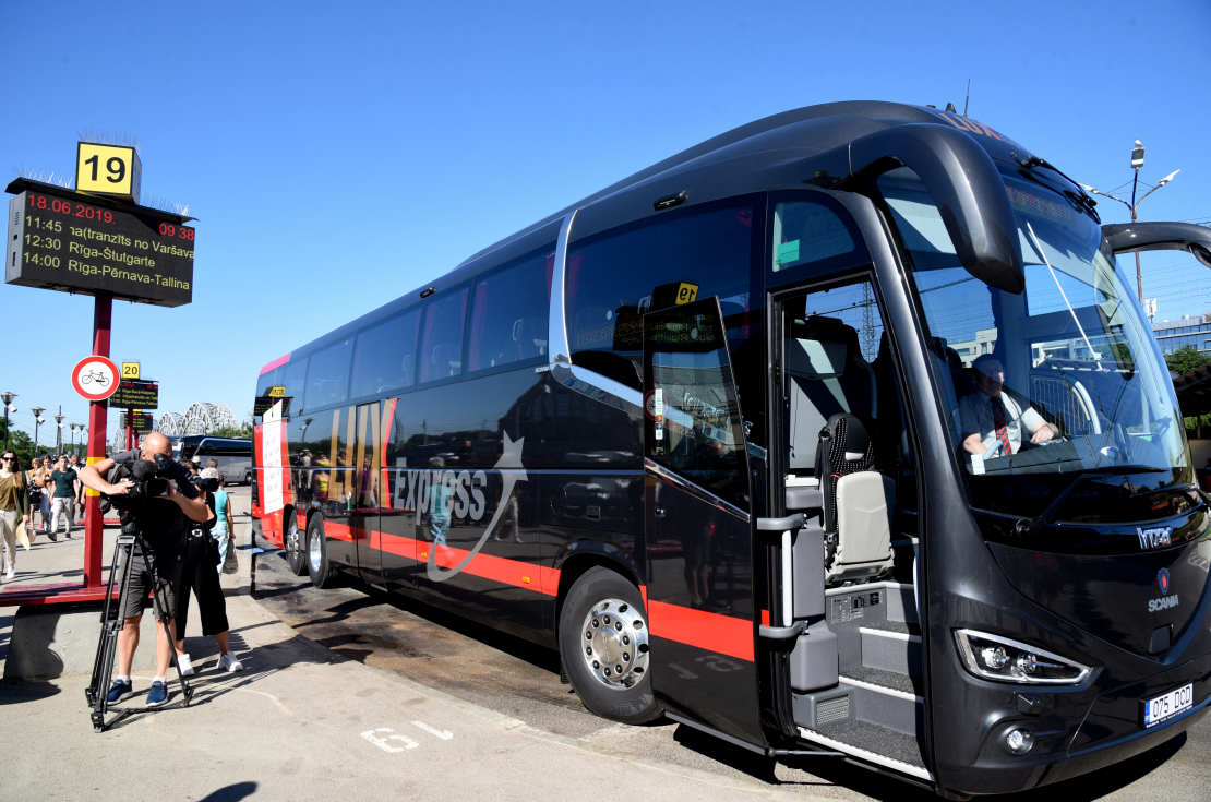 Starptautiskā pasažieru pārvadātāja "Lux Express" autobuss Rīgas Starptautiskajā autoostā.