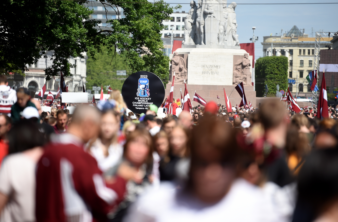 Latvijas hokeja izlases atbalstītāji laukumā pie Brīvības pieminekļa.