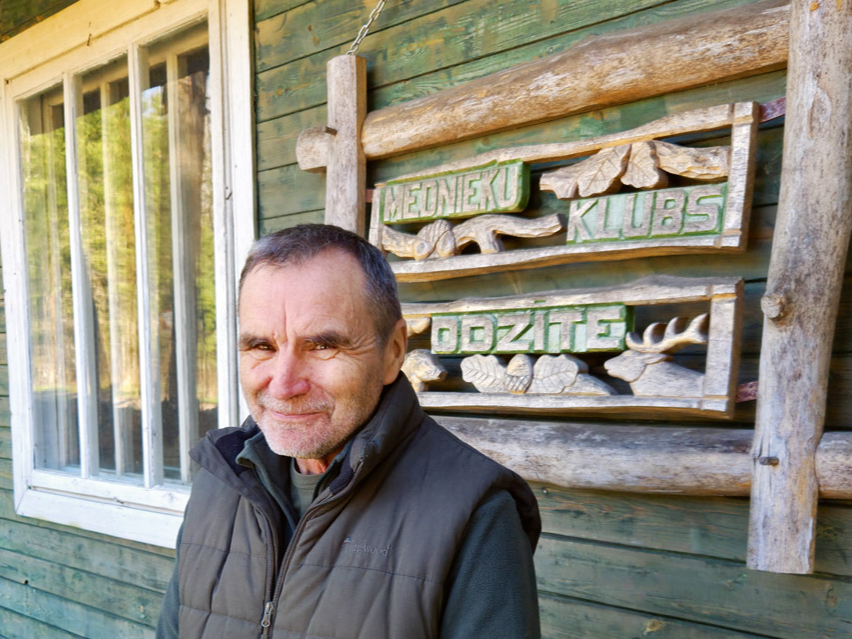 Aivars Gloveckis mednieku klubu "Odzīte" vada jau vairāk nekā 30 gadu. Tikpat ilgi viņš ir arī medību vadītājs.