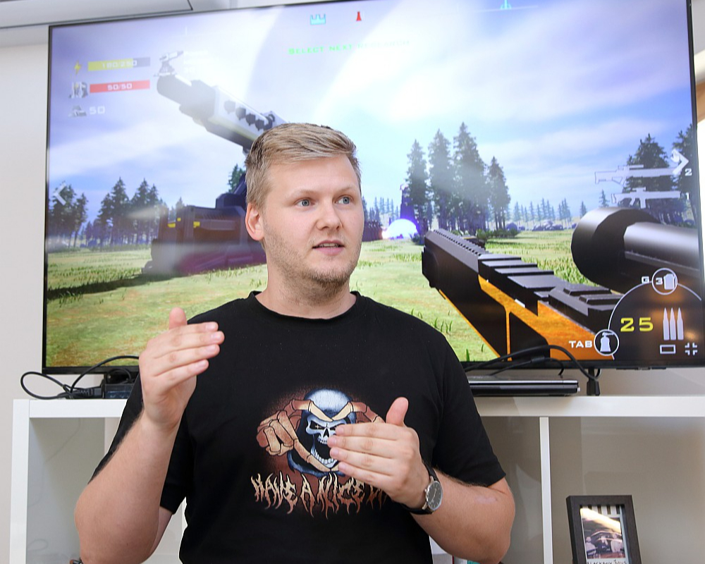 "Videospēļu tirgus ir ļoti piesātināts, un tajā valda sīva konkurence. Lai piesaistītu mērķauditorijas interesi, ir jāpiedāvā kāds vēl nebijis un interesants risinājums. Mana torņu aizsardzības spēle ir īpaša ar to, ka spēlētājs vairs nav tikai vērotājs, kurš no augšas izvieto torņus un gaida nākamo uzbrukuma vilni, bet piedalās spēlē kā pirmā persona," stāsta videospēles "Iron Grid" autors Viktors Liepiņš-Kolodins.