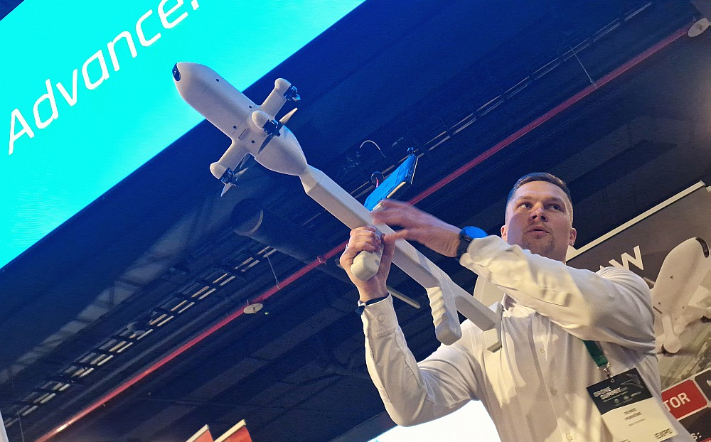 Ķekavas uzņēmuma "Raw Systems" valdes priekšsēdētājs Reinis Purvēns izstādē demonstrēja no rokas un dažādām platformām palaižamus lētus pārtvērējdronus.