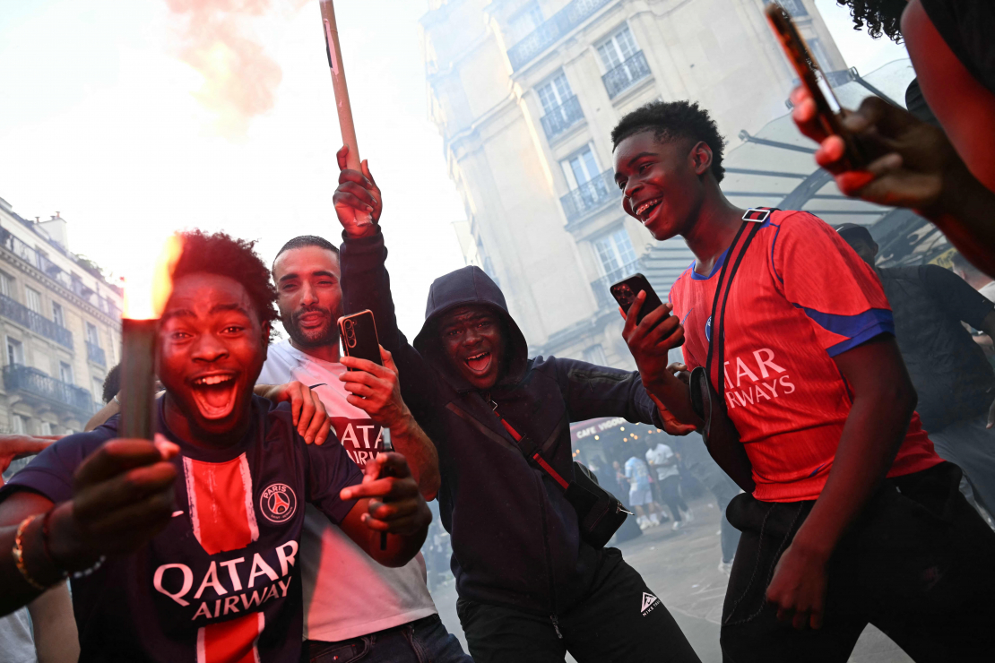 PSG līdzjutēji Parīzes ielās.