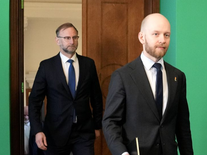 Bijušais satiksmes ministrs Atis Švinka (no kreisās) un partijas "Progresīvie" Saeimas frakcijas priekšsēdētājs Andris Šuvajevs.