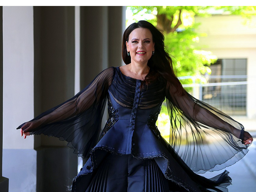 Inga Šļubovska-Kancēviča savas varones Mimī tērpā operas "Bohēma" jaunuzvedumā.