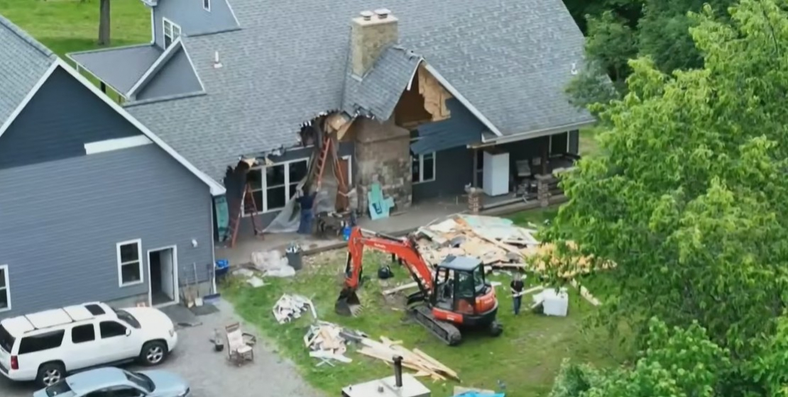 Māja, kuru sāka demolēt brīdī, kad tur atradās cilvēki.