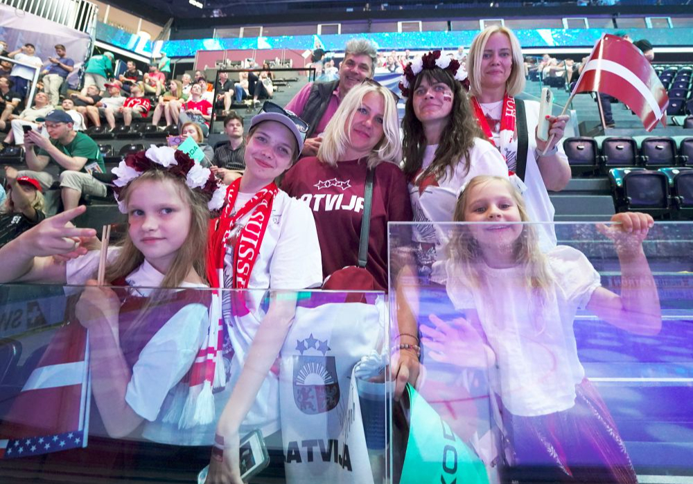 Latvijas hokeja izlases līdzjutēji 2026. gada pasaules hokeja čempionāta spēlē starp Latvijas un Norvēģijas valstsvienībām Frībūrā.