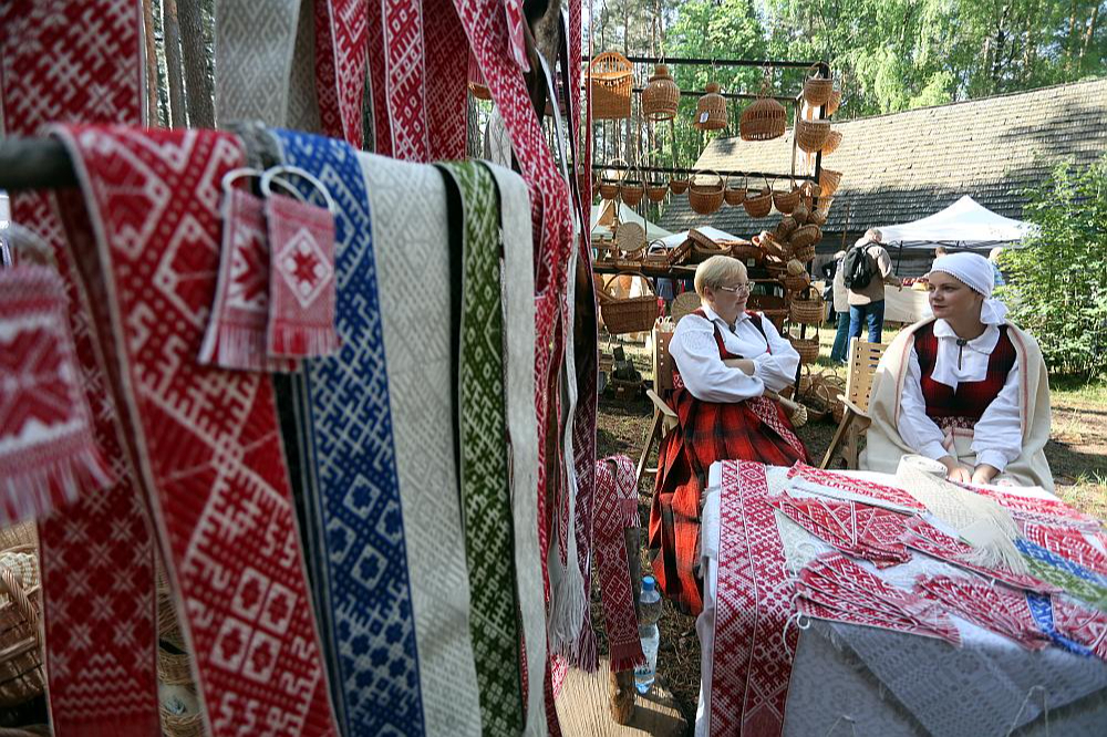 Gadatirgū Latvijas Etnogrāfiskajā brīvdabas muzejā savu preci piedāvās vairāk nekā pieci simti Latvijas amatnieku, pārtikas un kosmētikas mājražotāju, grāmatizdevēju un ēdinātāju.