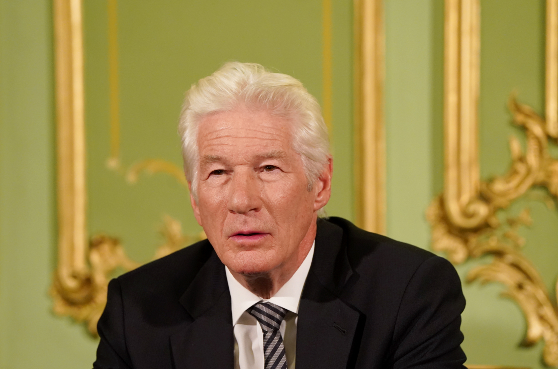 Starptautiskās kampaņas par Tibetu priekšsēdētājs, ilggadējais cilvēktiesību aizstāvis Ričards Gīrs (Richard Gere) piedalās preses konferencē kinoteātrī "Splendid Palace".