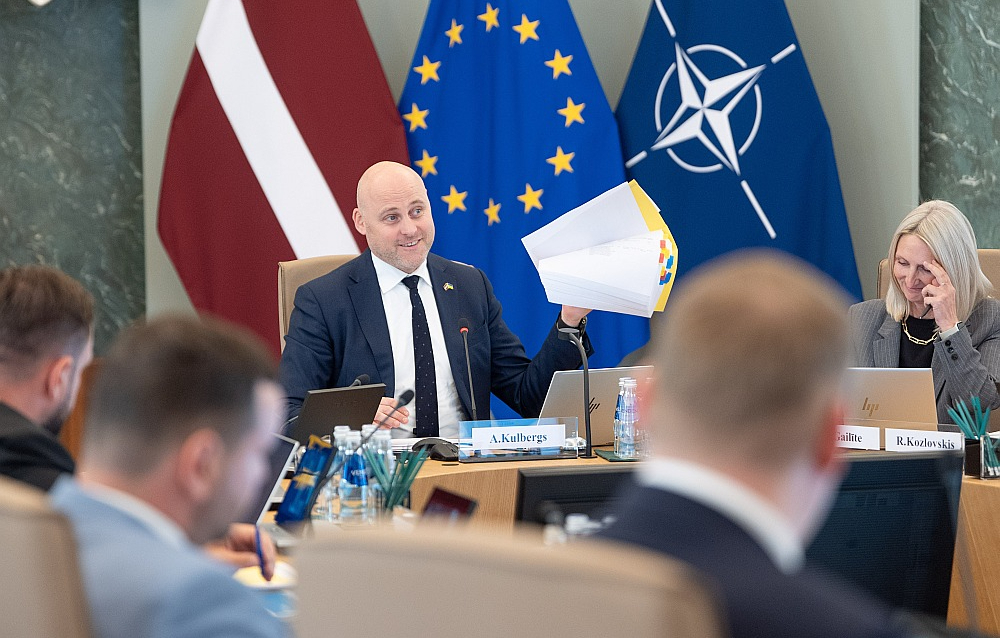 Vicinot biezu dokumentu paku, premjers Andris Kulbergs teica, ka tajā ir 785 iepriekšējās valdības nepaveiktie darbi – "neizstrādātie noteikumi un citas lietas".