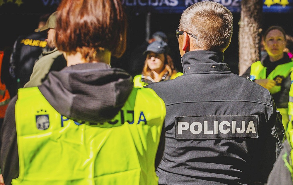 Vienā gadījumā telefonkrāpnieki bija sazvanījuši policijas darbinieku, kurš izlikās, ka sadarbojas ar viņiem. Kad krāpnieku kurjers ieradās pēc solītajiem 6000 eiro, viņu aizturēja policisti. Ilustratīvs attēls.